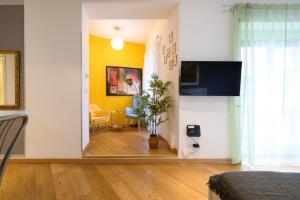 uma sala de estar com paredes amarelas e uma sala de jantar em Studio via Nicola Fabrizi em Roma