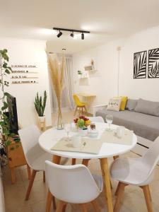 un soggiorno con tavolo e sedie bianchi di NUEVA CORDOBA Apartamento ILLIA, Excelente ubicación!!! a Córdoba