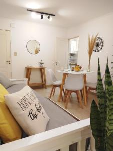 sala de estar con sofá y mesa en NUEVA CORDOBA Apartamento ILLIA, Excelente ubicación!!! en Córdoba