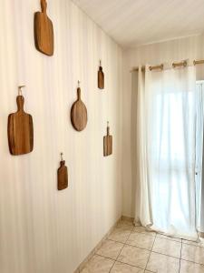 スパタにあるAnastasias house near Athens airportの壁に木製の調理器具が備わる部屋