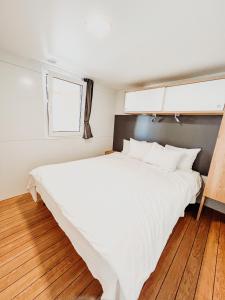 Postel nebo postele na pokoji v ubytování Diamond Coast Mobile Home