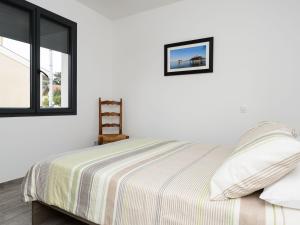 biała sypialnia z łóżkiem i oknem w obiekcie Maison Arcachon, 3 pièces, 5 personnes - FR-1-420-63 w Arcachon
