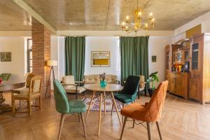 uma sala de estar com mesa e cadeiras em Hotel mia Telavi em Telavi