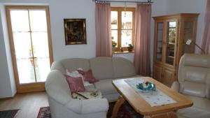 ein Wohnzimmer mit einem Sofa und einem Couchtisch in der Unterkunft Landhaus Riemerfeld in Berchtesgaden