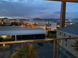 - Vistas a la ciudad por la noche desde un edificio en Battery Point Apartment on Hampden, en Hobart