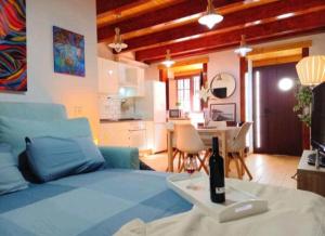 een slaapkamer met een blauw bed en een eetkamer bij Estudio El Ingenio de San Andrés in San Andrés