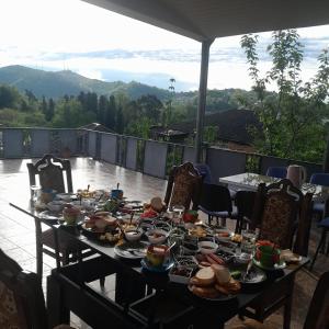 una mesa con platos de comida en la parte superior de un balcón en Belas House With Terrace en Kutaisi
