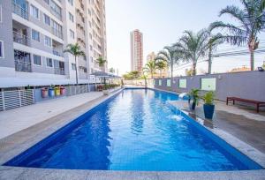 a swimming pool in the middle of a building at O lugar perfeito para sua estadia em Goiânia in Goiânia