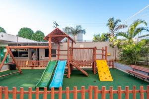 um parque infantil com um escorrega e um baloiço em O lugar perfeito para sua estadia em Goiânia em Goiânia