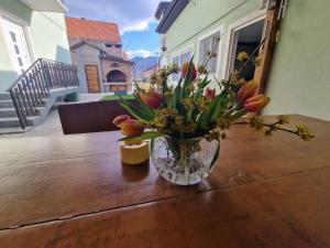 Gračac的住宿－ANA，花瓶,花朵放在桌子上