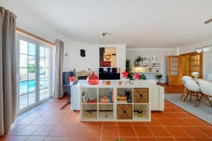 een woonkamer met een keuken en een tafel bij Apartamento T3 Praia D'el Rey in Casal da Lagoa Seca