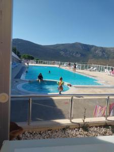 un grupo de personas en una piscina en Arko sitesi, en Karaburun