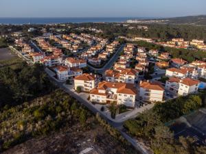 una vista aérea de una ciudad con casas en Apartamento T3 Praia D'el Rey, en Casal da Lagoa Seca