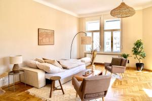 ein Wohnzimmer mit einem Sofa und einem Tisch in der Unterkunft Altbau-Traum im Stadtzentrum in Graz