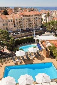 Výhľad na bazén v ubytovaní The Originals Boutique, Hôtel des Orangers, Cannes (Inter-Hotel) alebo v jeho blízkosti