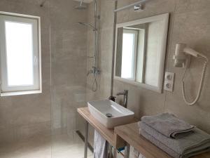 Koupelna v ubytování Nono Apartman Bükfürdő + 7 fotografií