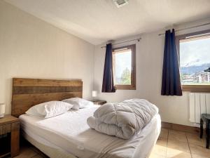 ein Schlafzimmer mit einem großen Bett und einem Fenster in der Unterkunft La Plagne-les Coches vue Mont Blanc 6 pers piscine sauna in Les Coches