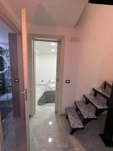 una camera con scale e una camera da letto di NobileHouse a Catania