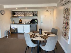 cocina y comedor con mesa y sillas en Battery Point Apartment on Hampden, en Hobart