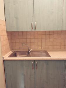 uma cozinha com um lavatório e um espelho em Residenze l'Alberata em Collazzone