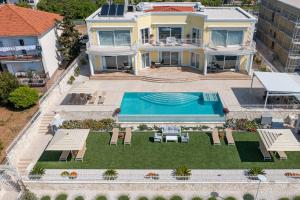Bazén v ubytovaní Villa Bella Vista am Meer alebo v jeho blízkosti