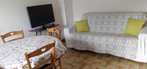 - une chambre avec un lit, une table et une télévision dans l'établissement Gîte dans hameau, à Ugine