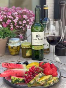 einen Obstteller, eine Flasche Wein und ein Glas in der Unterkunft ABC Hotel in Blankenberge