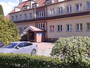 a white car parked in front of a building at Dom Pracy Twórczej Politechniki Morskiej w Szczecinie in Świnoujście