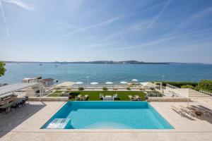 Bazén v ubytovaní Villa Bella Vista am Meer alebo v jeho blízkosti