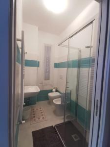 ein Bad mit einer Dusche, einem WC und einem Waschbecken in der Unterkunft Affittacamere Montecarlo in Laigueglia