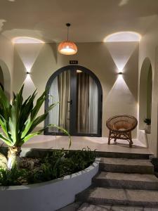 une chambre avec un banc et une plante en pot dans l'établissement escVACA - Your Stay in Mui Ne, à Mui Ne