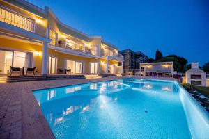 Bazén v ubytovaní Villa Bella Vista am Meer alebo v jeho blízkosti