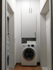 Una lavadora y secadora en un armario blanco en Studio Petlja - Igalo en Herceg-Novi