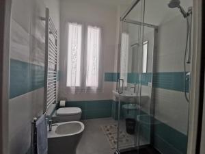 a bathroom with a toilet and a sink and a shower at Affittacamere Montecarlo in Laigueglia