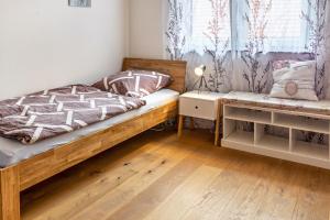 een slaapkamer met een bed en een raam bij Apfelkiste in Meßstetten