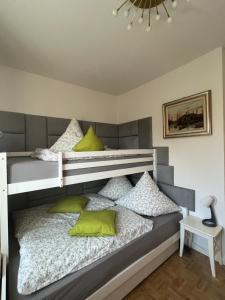 Двох'ярусне ліжко або двоярусні ліжка в номері Sweet Home cozy Dresden Apartment three