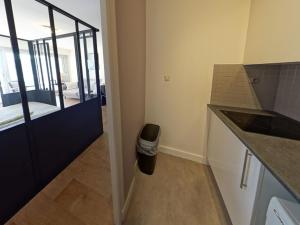 Η κουζίνα ή μικρή κουζίνα στο Studio à Larmor-Plage : Bourg et Plages à Pied, 2/3 Couchages, Terrasse Exposée Sud, WiFi Inclus - FR-1-349-111