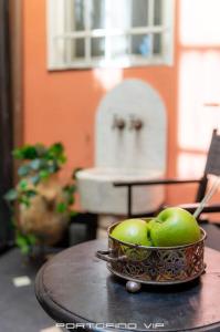 eine Schale mit grünen Äpfeln auf einem Tisch in der Unterkunft Portofino Luxury Front Marina by PortofinoVip in Portofino