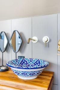 A bathroom at Luxury private farmhouse cottage near Amsterdam plus home cinema