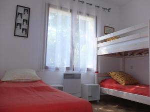 派拉索梅Villa au Pyla, Proximité Plage, Capacité 7 Pers. - FR-1-474-42的一间卧室，有两张双层床和一扇窗户