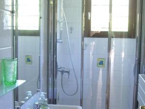 派拉索梅Villa au Pyla, Proximité Plage, Capacité 7 Pers. - FR-1-474-42的浴室配有淋浴和洗手池 更多10张照片