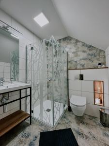 Dwór Mościbrody في سيدلس: حمام مع دش ومرحاض ومغسلة