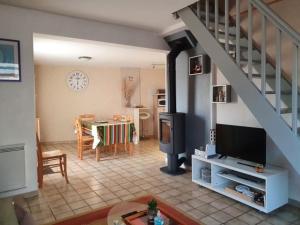 uma sala de estar com uma escada e uma sala de jantar em Maison L'Aiguillon-sur-Mer, 3 pièces, 5 personnes - FR-1-476-42 em LʼAiguillon-sur-Mer