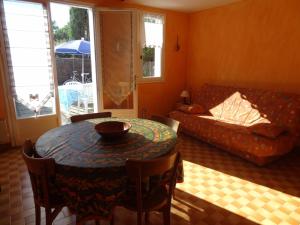 uma sala de estar com uma mesa e um sofá em Maison La Faute-sur-Mer, 2 pièces, 4 personnes - FR-1-476-8 em La Faute-sur-Mer