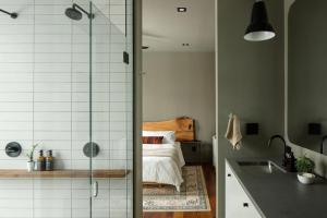 1 dormitorio con 1 cama y baño con ducha. en Idyll Reserve - Hocking Hills, en South Bloomingville
