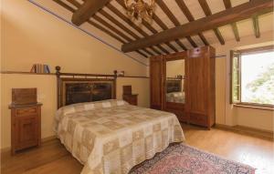 1 dormitorio con cama y ventana grande en Casa Le Querce, en Pieve a Maiano