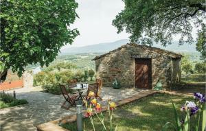 una casa de piedra con una mesa y sillas en un patio en Casa Le Querce, en Pieve a Maiano