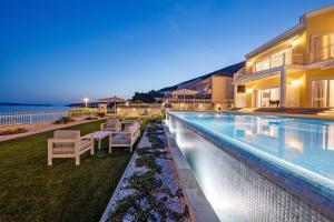 Bazén v ubytovaní Villa Bella Vista am Meer alebo v jeho blízkosti