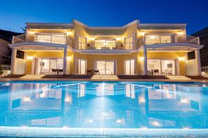 Bazén v ubytovaní Villa Bella Vista am Meer alebo v jeho blízkosti