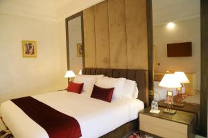 A bed or beds in a room at Hotel Parador